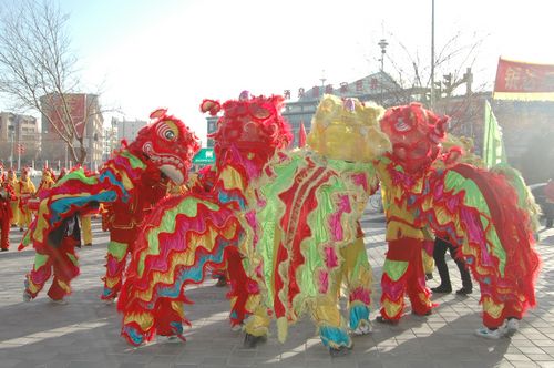 酒泉市2011年元宵節(jié)社火匯演期間，部分社火隊(duì)來公司拜年