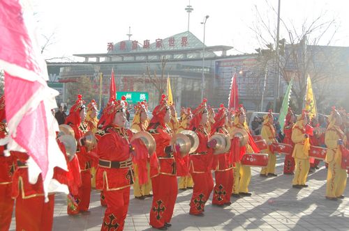 酒泉市2011年元宵節(jié)社火匯演期間，部分社火隊(duì)來公司拜年