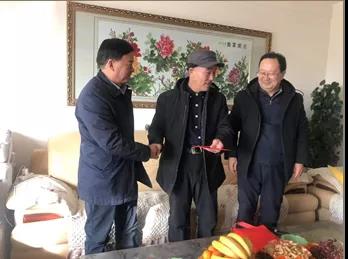 敦煌種業(yè)領(lǐng)導(dǎo)看望慰問公司老干部、老黨員及困難黨員職工