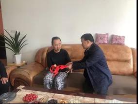 敦煌種業(yè)領(lǐng)導(dǎo)看望慰問公司老干部、老黨員及困難黨員職工