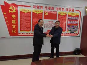 敦煌種業(yè)領(lǐng)導(dǎo)看望慰問公司老干部、老黨員及困難黨員職工
